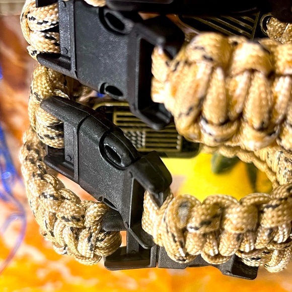 Tactical Survival Paracord Bracelet - Picture 3 of 8